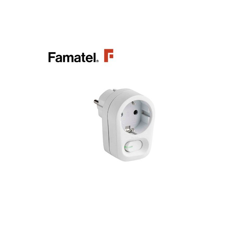 Adaptador con interruptor Blanco TT 16A-220V FAMATEL C1/7