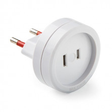 Adapatdor europeo americano Blanco 6A-220V Blister FAMATEL